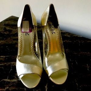 BCBG Gold Size 6.5